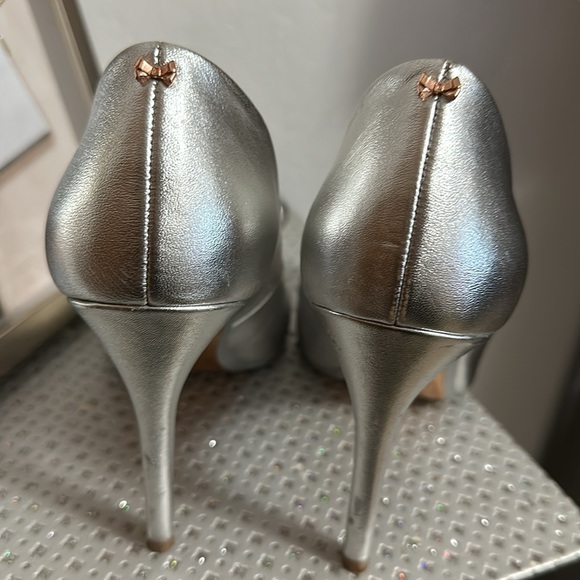 Ted Baker Silver Metallic Heels with Rose Gold Accents on Bow - Picture 4 of 13